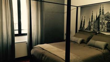 Camera Matrimoniale Superior (Milano) | Copriletto in piuma, con stile personalizzato, una scrivania