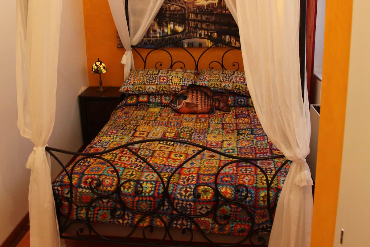 Cubrecamas, decoración personalizada, escritorio y cortinas blackout