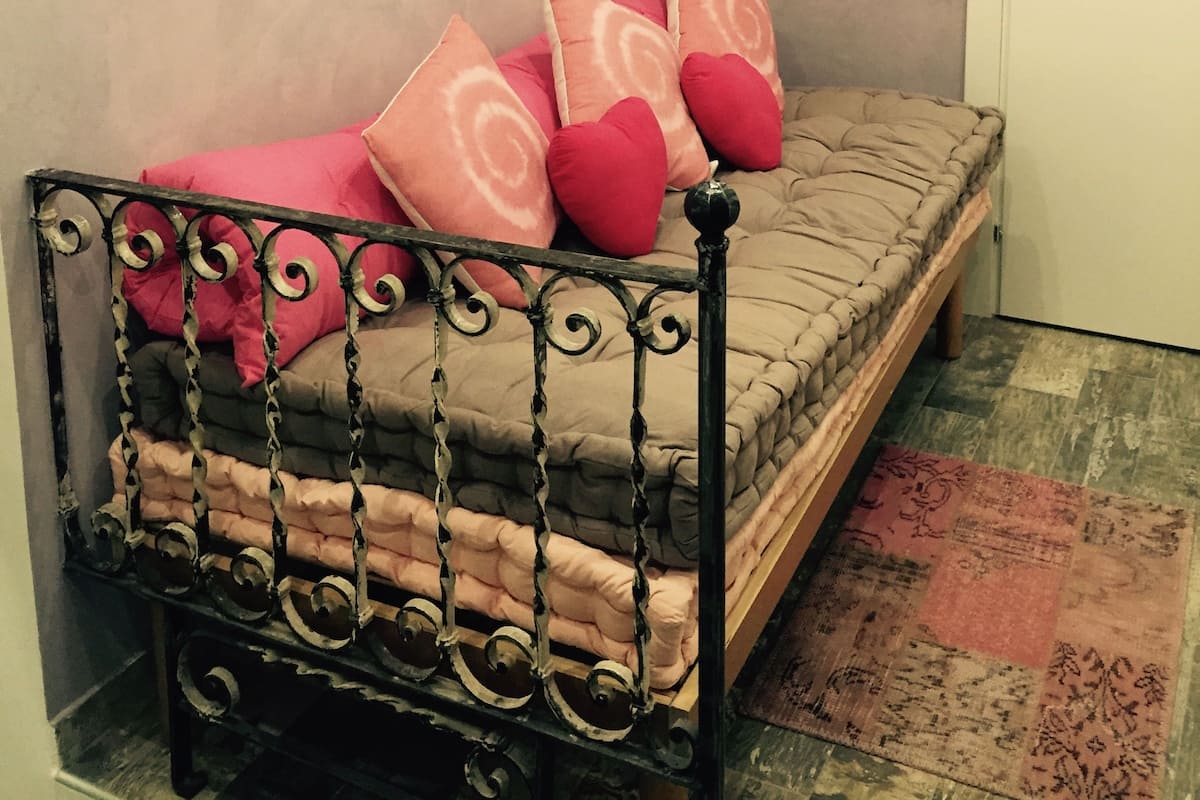 Cubrecamas, decoración personalizada, escritorio y cortinas blackout