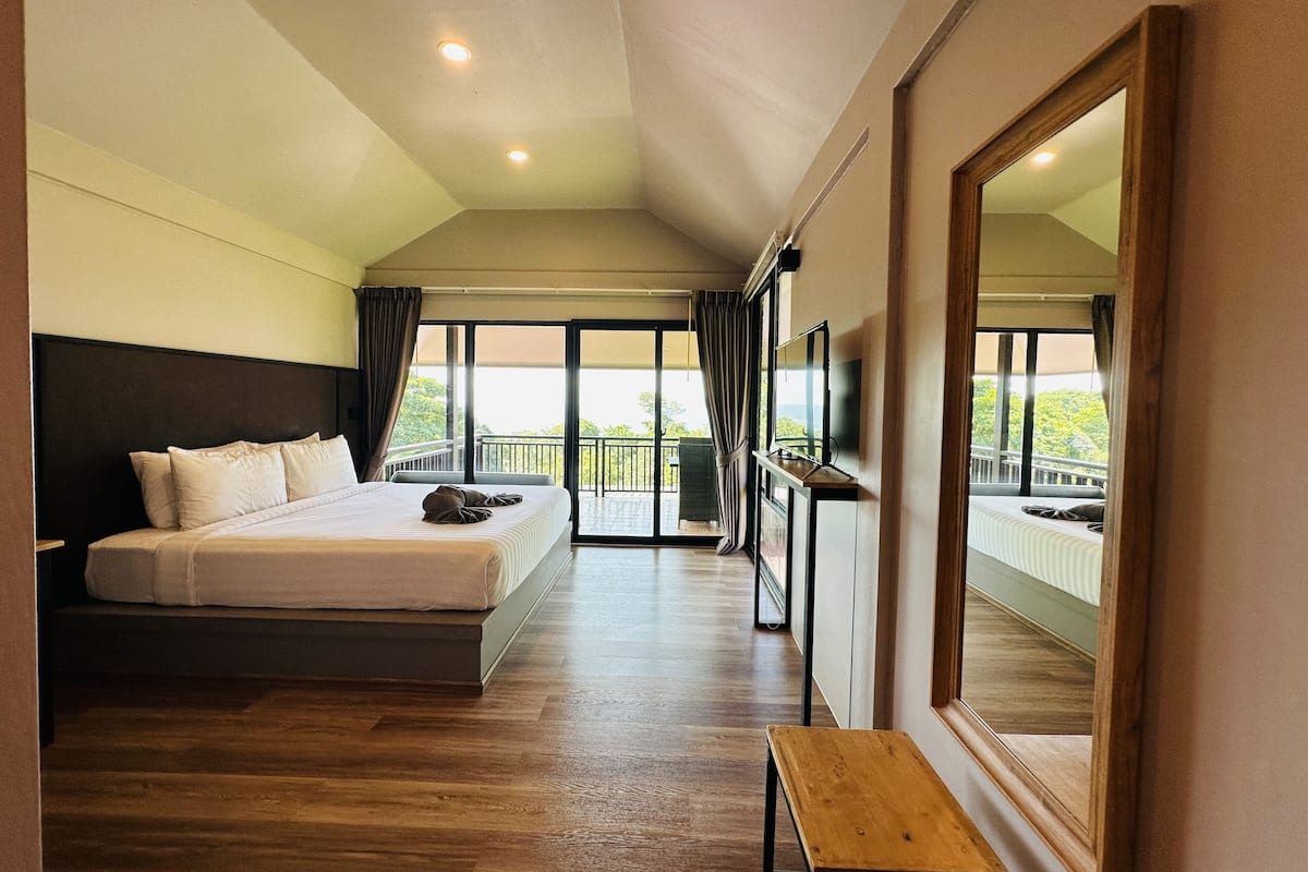 Deluxe Sea View with Balcony | Minibar, in-room safe, desk, free WiFi