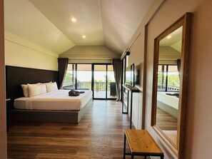 Deluxe Sea View with Balcony | Minibar, in-room safe, desk, free WiFi