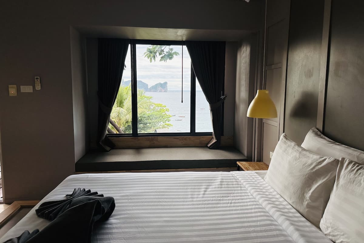 Deluxe Sea View | Minibar, in-room safe, desk, free WiFi