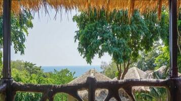 Partial Sea View | Vue de la chambre