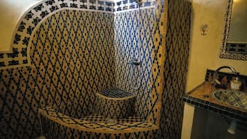 Sturta, snyrtivörur án endurgjalds, hárblásari, baðsloppar