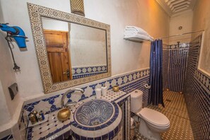 Suite (Amani) | Bathroom | Shower, free toiletries, hair dryer, bathrobes - Riad Ouliya (Fes)