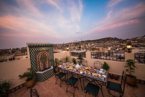 Se sirven desayunos, almuerzos, cenas y cocina marroquí