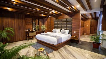 Luxury Suite | 1 bedroom, desk, soundproofing, free WiFi