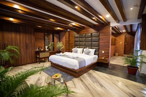 Luxury Suite | Desk, soundproofing, free WiFi
