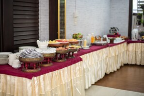 Petit déjeuner en libre-service compris tous les jours