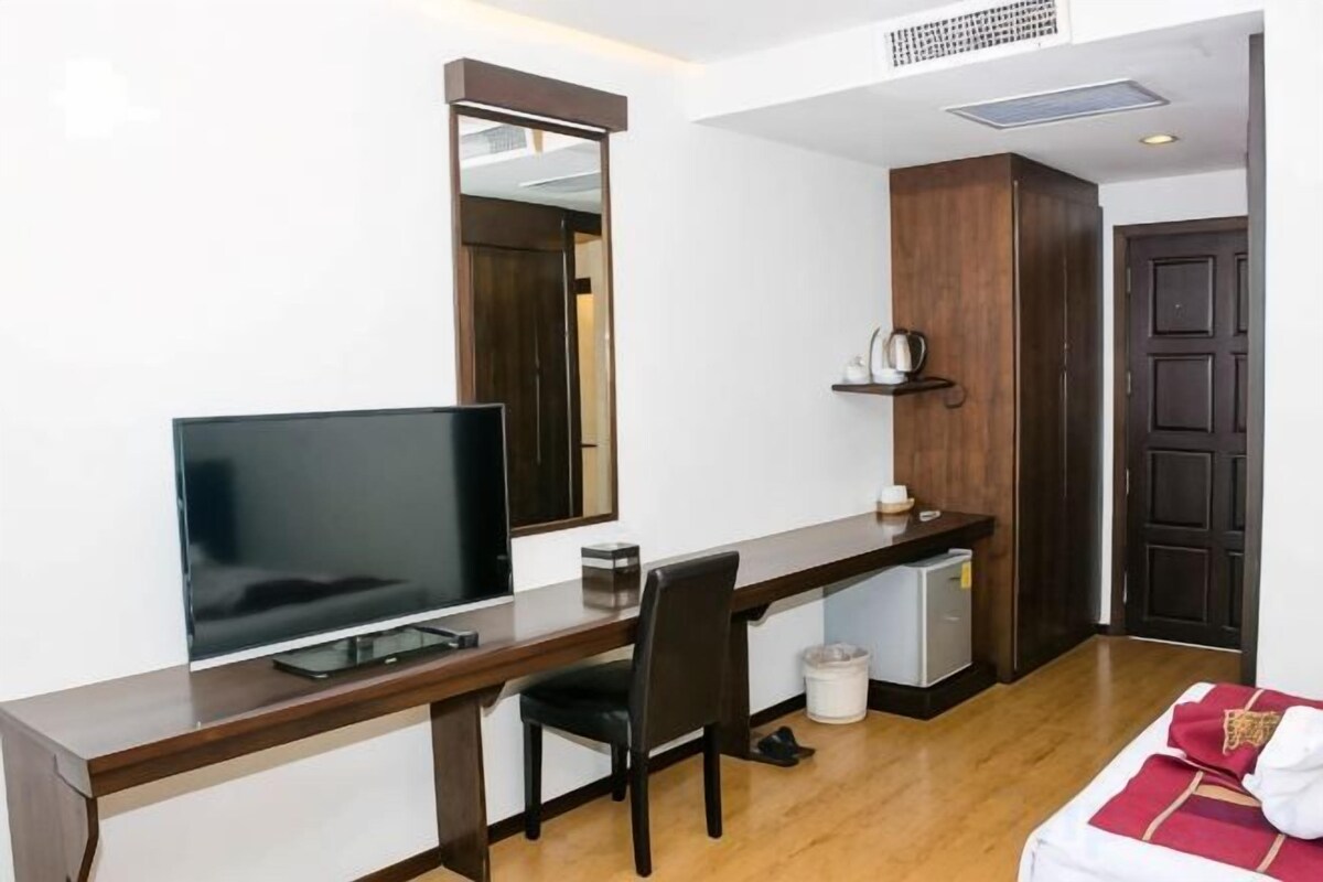 In-room safe, desk, rollaway beds (surcharge), WiFi (free)