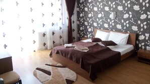 Une chambre d’hôtel avec un lit, un bureau et une chaise.