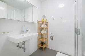 デザイン コンドミニアム 1 ベッドルーム (Top 55) | バスルーム | シャワー付き浴槽、深めの浴槽、バスアメニティ (無料)、タオル