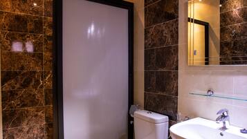 Family Room | Bathroom | Shower, free toiletries, towels