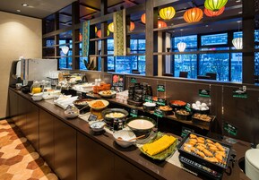 Desayuno buffet diario (JPY 1700 por persona)