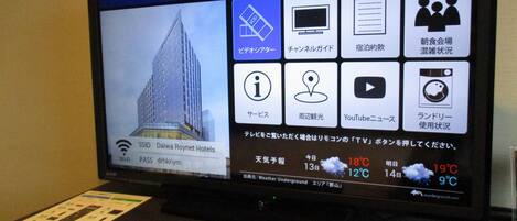 Pantalla digital del Hotel Daiwa Roynet que muestra vistas del edificio, acceso a Wi-Fi y un pronóstico del tiempo.