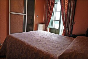 Chambre Double ou avec lits jumeaux, salle de bains privée | Literie de qualité supérieure, bureau, rideaux occultants