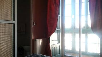 Ropa de cama de alta calidad, escritorio y cortinas blackout