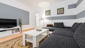 City Apartment, 2 Bedrooms (Top 7) | Living room | Flat-screen TV - Apartment Schwedenplatz (Vienna)