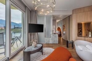 Exclusive Suite (INCANTO Suite) | Living area | 15-inch flat-screen TV with satellite channels, TV, books - Hotel Val Di Sogno - Adults Only (Malcesine)