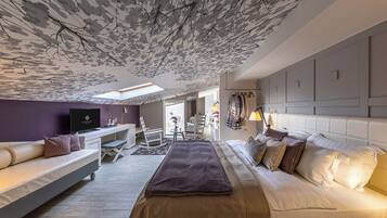 Romantic Double Room, Balcony, Lake View (Romantica) | Peralatan tempat tidur premium, bar mini, peti besi dalam bilik, meja