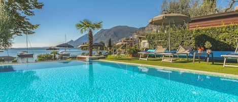 Piscine extérieure, parasols de plage, chaises longues