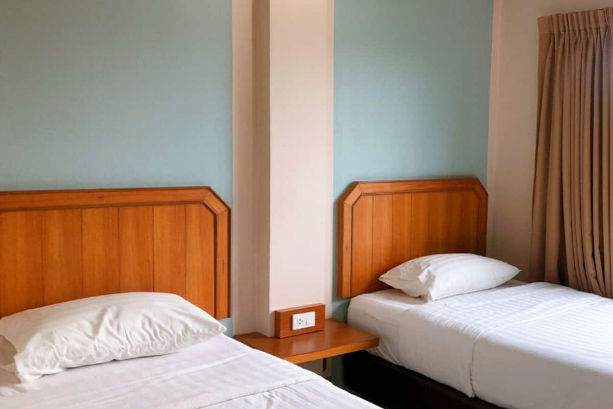 Standard Room | Laptop workspace, soundproofing, rollaway beds, free WiFi