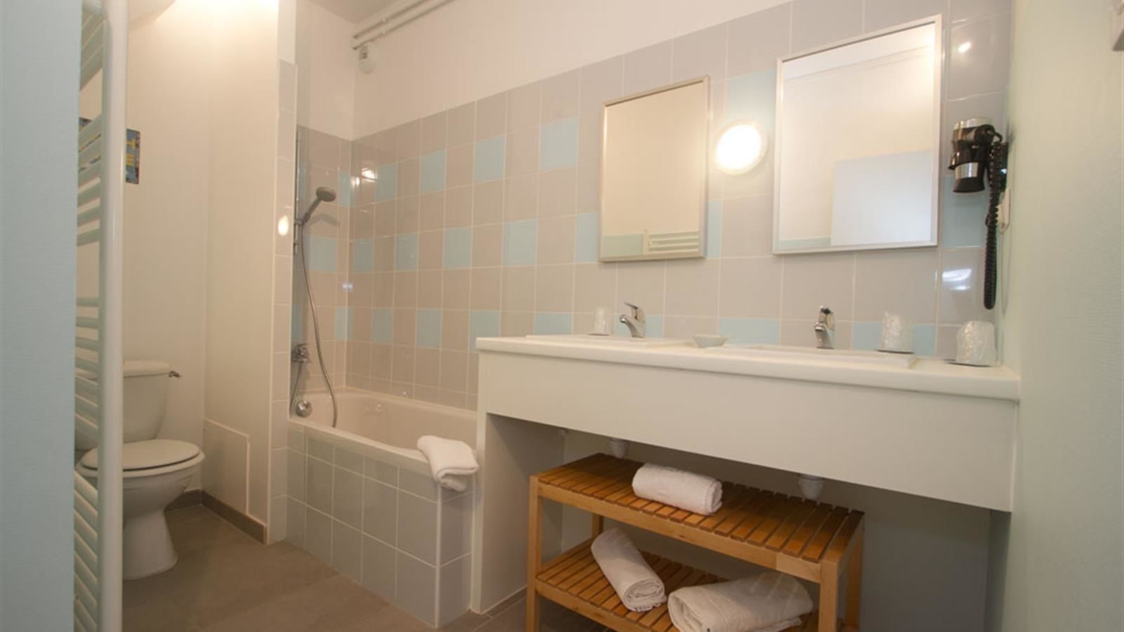 double or twin room (prestige) | bathroom | deep-soaking bathtub, free toiletries, hair dryer, towels