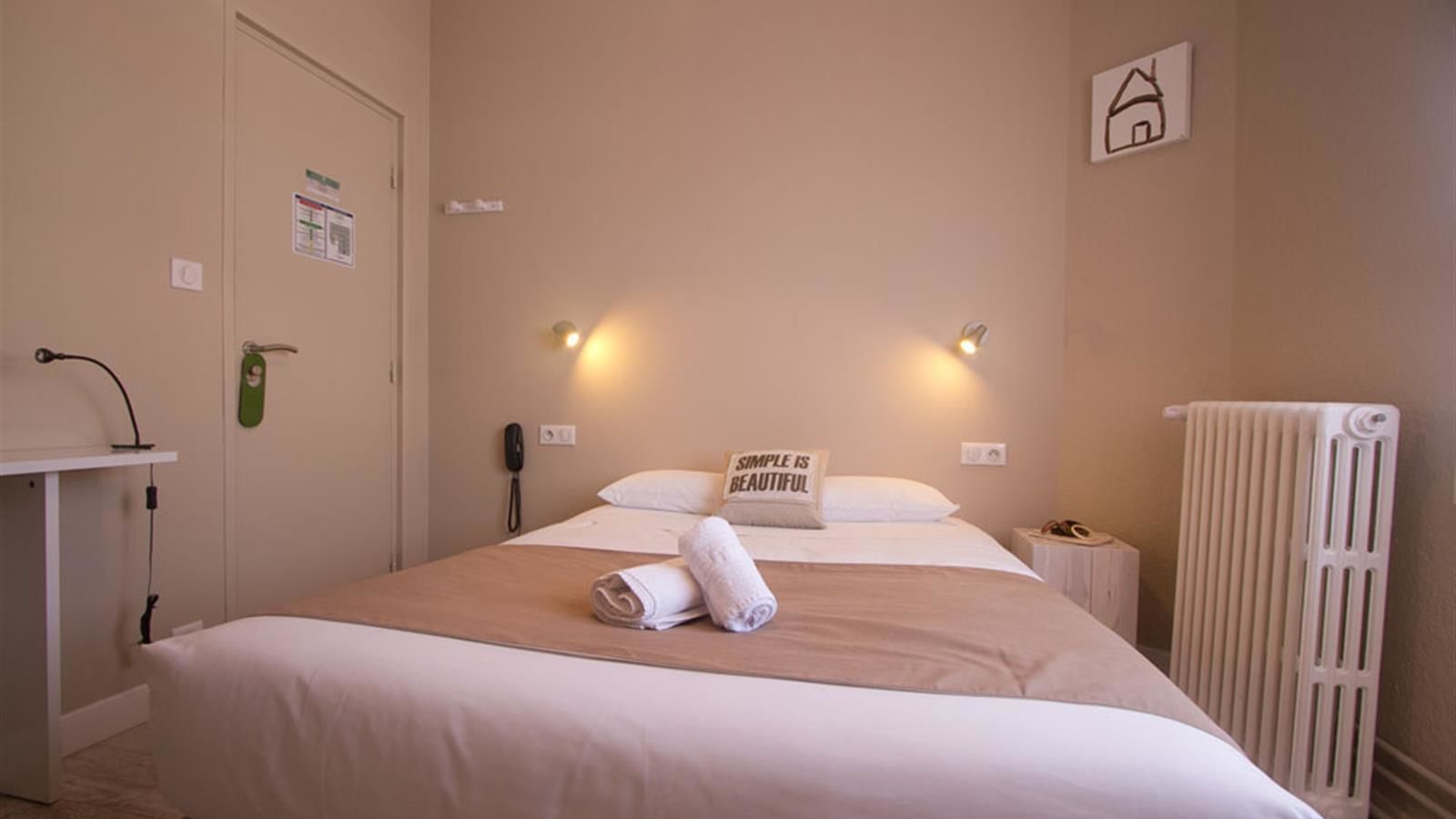 single room | in-room safe, desk, soundproofing, rollaway beds