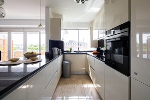 Apartment, 2 Bedrooms | Private kitchen