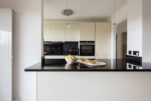 Apartment, 2 Bedrooms | Private kitchen | Fridge, microwave, oven, stovetop - Pelicanstay in London Bayswater (London)