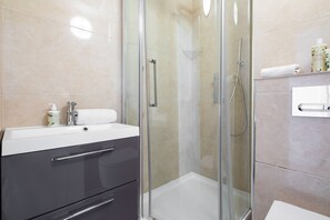 Apartment, 2 Bedrooms | Bathroom | Shower, free toiletries, hair dryer, bidet - Pelicanstay in London Bayswater (London)