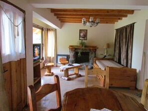 Bungalow, 2 Bedrooms, 2 Bathrooms | Living room