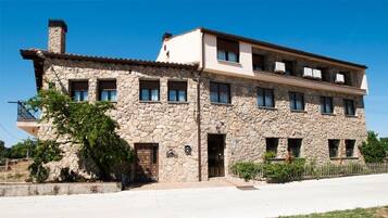 Vista frontal de la propiedad