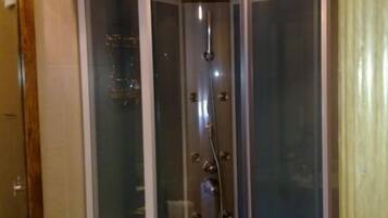 Habitación doble | Baño | Regadera y toallas