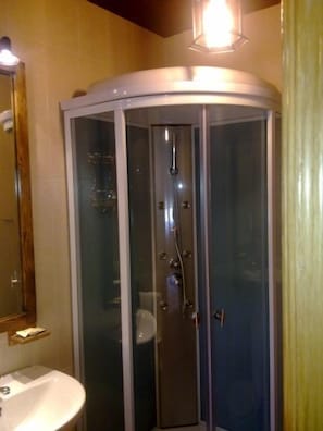 Chambre Double | Salle de bain | Douche, serviettes fournies
