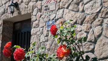 Un edificio de piedra con un cartel que indica un hotel rural y un establecimiento TRINITY.