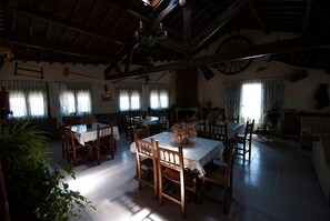 Frokost, lunsj og middag serveres, lokale retter 