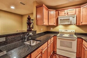 House, 6 Bedrooms, Ocean View, Sea Facing | Private kitchen