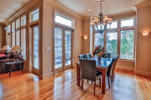 House, 5 Bedrooms, Ocean View, Sea Facing | In-room dining