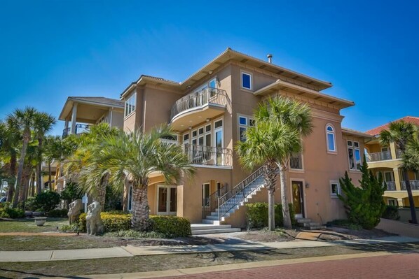 House, 5 Bedrooms, Ocean View, Sea Facing | Property grounds