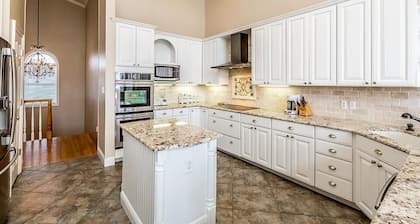 CORAL SHORES 5 Bedroom Holiday Home by Five Star Properties