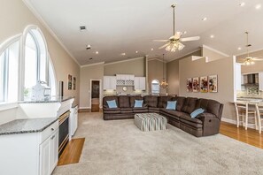 House, 5 Bedrooms, Ocean View, Sea Facing | Living area