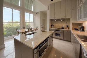 Casa, 4 habitaciones, vista al océano, frente al mar | Cocina privada | Refrigerador, microondas y cafetera y tetera 