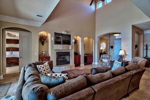 House, 5 Bedrooms, Sea Facing | Living area