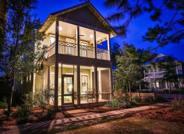 Casa, 5 habitaciones, mirando al mar | Fachada del alojamiento - Noche