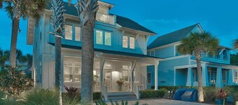 DRIFTWOOD 5 Bedroom Holiday Home by Five Star Properties