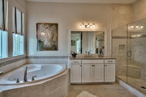 Rumah, 4 kamar tidur, menghadap laut | Kamar mandi