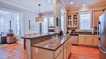 Casa, 4 habitaciones, frente al mar | Cocina privada | Refrigerador, microondas y cafetera y tetera