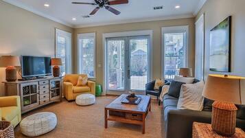 Casa, 4 habitaciones, frente al mar | Área de sala de estar