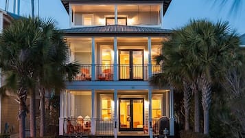 Casa, 4 habitaciones, frente al mar | Vista frontal de la propiedad por la tarde o noche